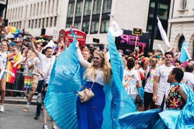Londra / İngiltere - 07 / 06 / 2019: Londra Onur Yürüyüşü 'nde bayrak ve bayrak taşıyan insanlar