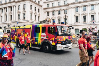 Londra / İngiltere - 07 / 06 / 2019: Londra Onur Yürüyüşü 'nde bayrak ve bayrak taşıyan insanlar