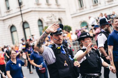 Londra / İngiltere - 07 / 06 / 2019: Londra Onur Yürüyüşü 'nde bayrak ve bayrak taşıyan insanlar