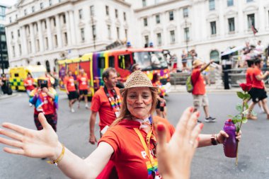 Londra / İngiltere - 07 / 06 / 2019: Londra Onur Yürüyüşü 'nde bayrak ve bayrak taşıyan insanlar