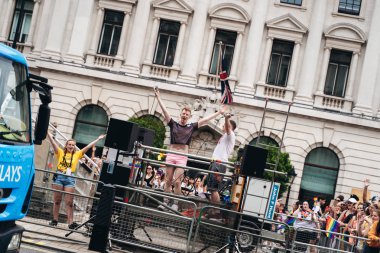 Londra / İngiltere - 07 / 06 / 2019: Londra Onur Yürüyüşü 'nde bayrak ve bayrak taşıyan insanlar