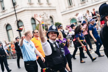Londra / İngiltere - 07 / 06 / 2019: Londra Onur Yürüyüşü 'nde bayrak ve bayrak taşıyan insanlar