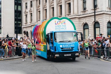 Londra / İngiltere - 07 / 06 / 2019: Londra Onur Yürüyüşü 'nde bayrak ve bayrak taşıyan insanlar