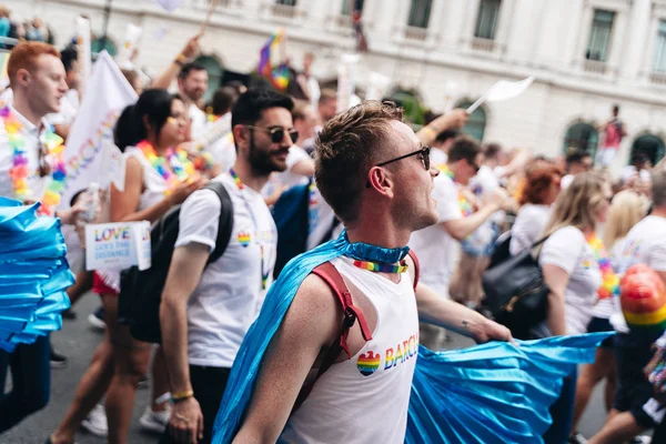 Londyn 2019 Osoby Flagami Transparentami Świętujące Londyńską Paradę Pride Parade — Zdjęcie stockowe