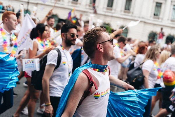 Londra / İngiltere - 07 / 06 / 2019: Londra Onur Yürüyüşü 'nde bayrak ve bayrak taşıyan insanlar