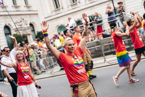 Londra / İngiltere - 07 / 06 / 2019: Londra Onur Yürüyüşü 'nde bayrak ve bayrak taşıyan insanlar