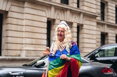 Londra / İngiltere - 07 / 06 / 2019: Londra Onur Yürüyüşü 'nde bayrak ve bayrak taşıyan insanlar
