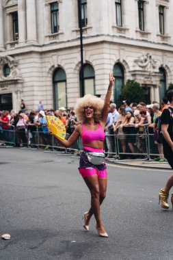 Londra / İngiltere - 07 / 06 / 2019: Londra Onur Yürüyüşünü kutlayan insanlar