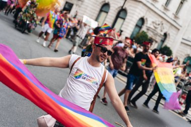 Londra / İngiltere - 07 / 06 / 2019: Londra Onur Yürüyüşü 'nde bayrak ve bayrak taşıyan insanlar