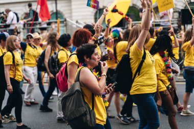Londra / İngiltere - 07 / 06 / 2019: Londra Onur Yürüyüşü 'nde bayrak ve bayrak taşıyan insanlar