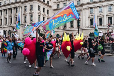 Londra / İngiltere - 07 / 06 / 2019: Londra Onur Yürüyüşü 'nde bayrak ve bayrak taşıyan insanlar