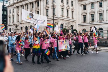 Londra / İngiltere - 07 / 06 / 2019: Londra Onur Yürüyüşü 'ndeki müzisyenler