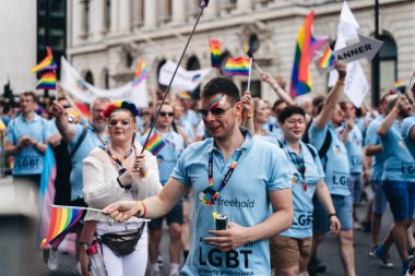 Londra / İngiltere - 07 / 06 / 2019: Londra Onur Yürüyüşü 'nde bayrak ve bayrak taşıyan insanlar