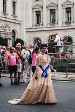 Londra / İngiltere - 07 / 06 / 2019: Londra Onur Yürüyüşü 'nde bayrak ve bayrak taşıyan insanlar