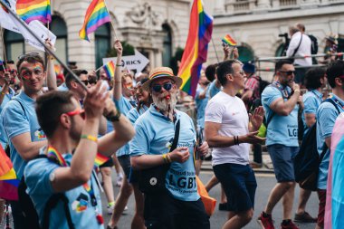 Londra / İngiltere - 07 / 06 / 2019: Londra Onur Yürüyüşü 'nde bayrak ve bayrak taşıyan insanlar