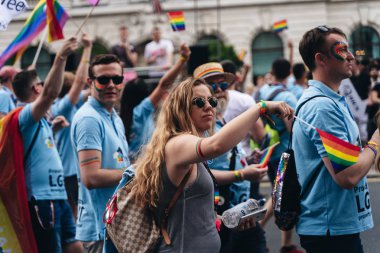 Londra / İngiltere - 07 / 06 / 2019: Londra Onur Yürüyüşünü kutlayan insanlar