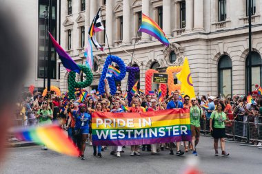 Londra / İngiltere - 07 / 06 / 2019: Londra Onur Yürüyüşü 'nde bayrak ve bayrak taşıyan insanlar