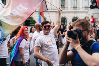 Londra / İngiltere - 07 / 06 / 2019: Londra Onur Yürüyüşünü kutlayan insanlar