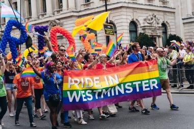 Londra / İngiltere - 07 / 06 / 2019: Londra Onur Yürüyüşü 'nde bayrak ve bayrak taşıyan insanlar
