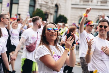 Londra / İngiltere - 07 / 06 / 2019: Londra Onur Yürüyüşünü kutlayan insanlar