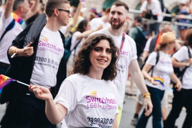 Londra / İngiltere - 07 / 06 / 2019: Londra Onur Yürüyüşünü kutlayan insanlar