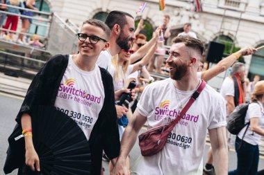 Londra / İngiltere - 07 / 06 / 2019: Londra Onur Yürüyüşünü kutlayan insanlar