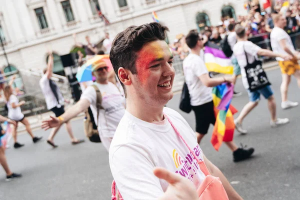 London 2019 Personer Med Flaggor Och Banderoller Firar London Pride — Stockfoto