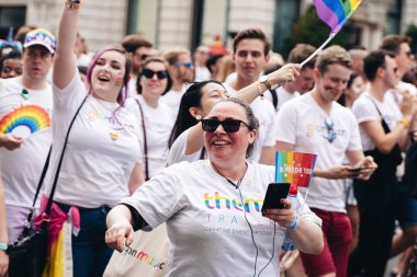Londra / İngiltere - 07 / 06 / 2019: Londra Onur Yürüyüşü 'nde bayrak ve bayrak taşıyan insanlar