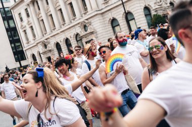 Londra / İngiltere - 07 / 06 / 2019: Londra Onur Yürüyüşü 'nde kutlama yapan insanlar