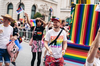 Londra / İngiltere - 07 / 06 / 2019: Londra Onur Yürüyüşü 'nde kutlama yapan insanlar