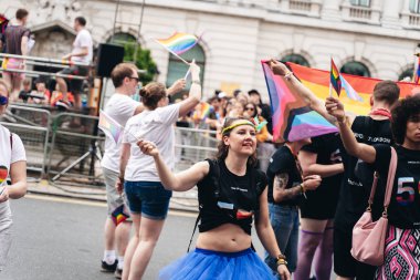 Londra / İngiltere - 07 / 06 / 2019: Londra Onur Yürüyüşü 'nde kutlama yapan insanlar