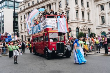 Londra / İngiltere - 07 / 06 / 2019: Londra Onur Yürüyüşü 'nde kutlama yapan insanlar
