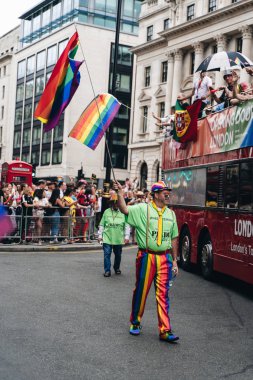 Londra / İngiltere - 07 / 06 / 2019: Londra Onur Yürüyüşü 'nde kutlama yapan insanlar