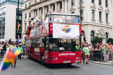 Londra / İngiltere - 07 / 06 / 2019: Londra Onur Yürüyüşünü kutlayan insanlar