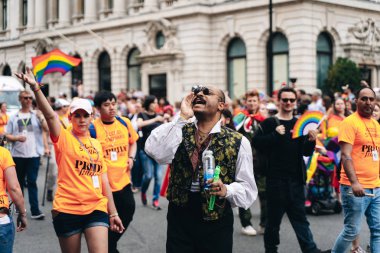 Londra / İngiltere - 07 / 06 / 2019: Londra Onur Yürüyüşü 'nde kutlama yapan insanlar