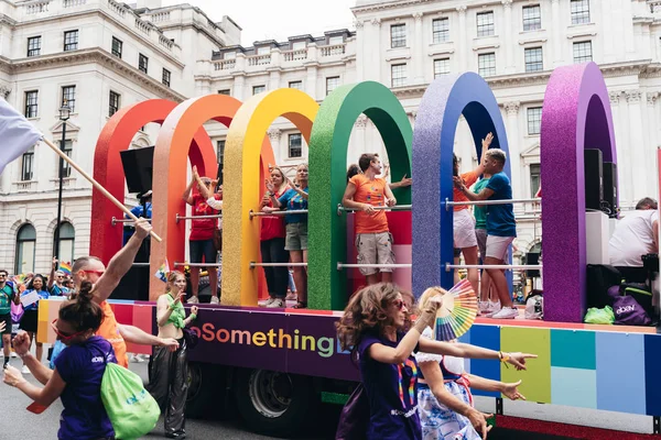 Londra / İngiltere - 07 / 06 / 2019: Londra Onur Yürüyüşünü kutlayan insanlar