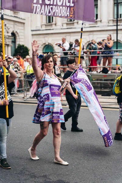 Londra / İngiltere - 07 / 06 / 2019: Londra Onur Yürüyüşü 'nde bayrak ve bayrak taşıyan insanlar