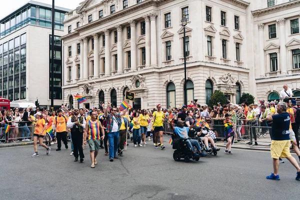 Londra / İngiltere - 07 / 06 / 2019: Londra Onur Yürüyüşü 'nde kutlama yapan insanlar