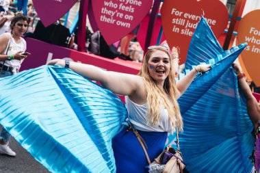 Londra / İngiltere - 07 / 06 / 2019: Londra Onur Yürüyüşü 'nde kutlama yapan insanlar