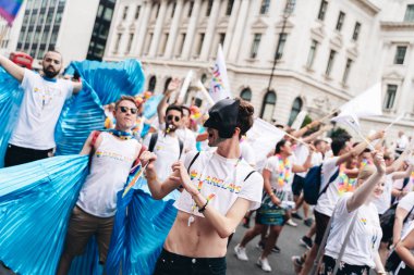 Londra / İngiltere - 07 / 06 / 2019: Londra Onur Yürüyüşü 'nde bayrak ve bayrak taşıyan insanlar