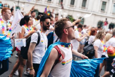 Londra / İngiltere - 07 / 06 / 2019: Londra Onur Yürüyüşü 'nde kutlama yapan insanlar