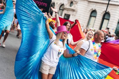 Londra / İngiltere - 07 / 06 / 2019: Londra Onur Yürüyüşü 'nde bayrak ve bayrak taşıyan insanlar