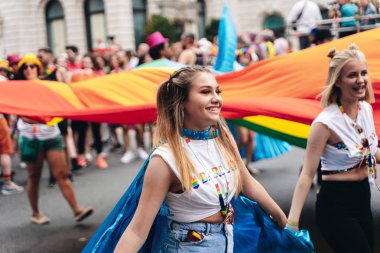 Londra / İngiltere - 07 / 06 / 2019: Londra Onur Yürüyüşü 'nde kutlama yapan insanlar