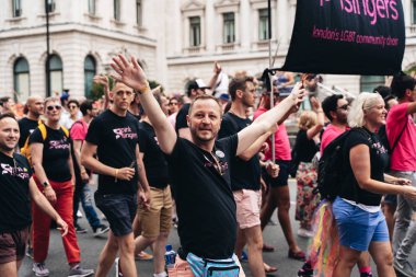 Londra / İngiltere - 07 / 06 / 2019: Londra Onur Yürüyüşü 'nde kutlama yapan insanlar