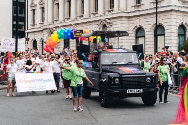 Londra / İngiltere - 07 / 06 / 2019: Londra Onur Yürüyüşü 'nde bayrak ve bayrak taşıyan insanlar