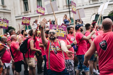 Londra / İngiltere - 07 / 06 / 2019: Londra Onur Yürüyüşü 'nde kutlama yapan insanlar
