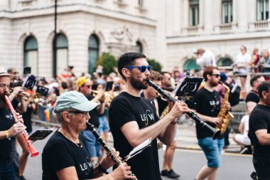 Londra / İngiltere - 07 / 06 / 2019: Londra Onur Yürüyüşü 'ndeki müzisyenler
