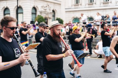 Londra / İngiltere - 07 / 06 / 2019: Londra Onur Yürüyüşü 'ndeki müzisyenler