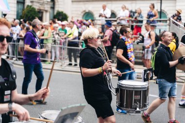 Londra / İngiltere - 07 / 06 / 2019: Londra Onur Yürüyüşü 'ndeki müzisyenler