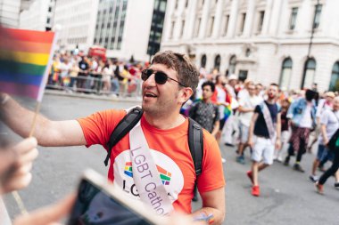 Londra / İngiltere - 07 / 06 / 2019: Londra Onur Yürüyüşünü kutlayan insanlar